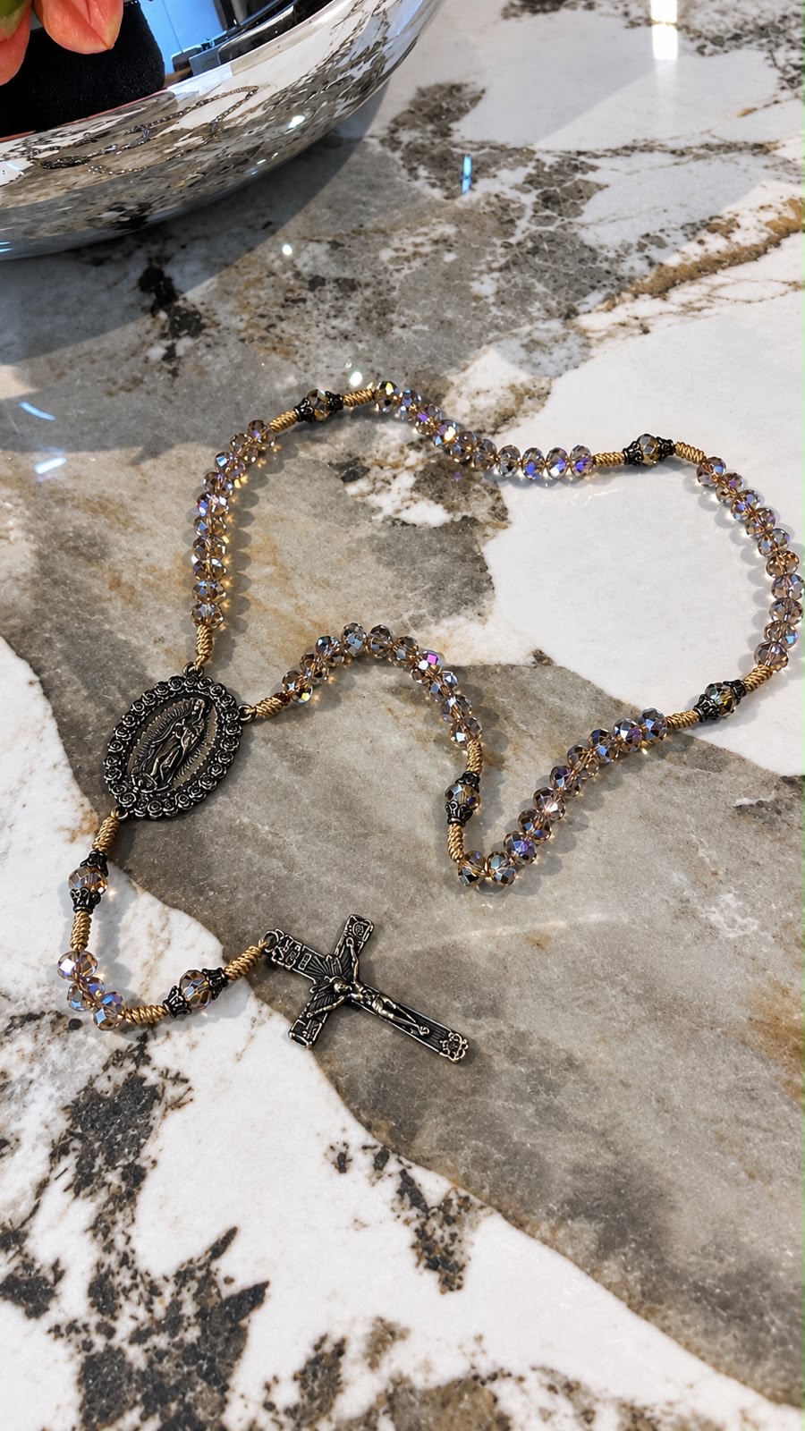 Detalhes das contas e medalha de um terço